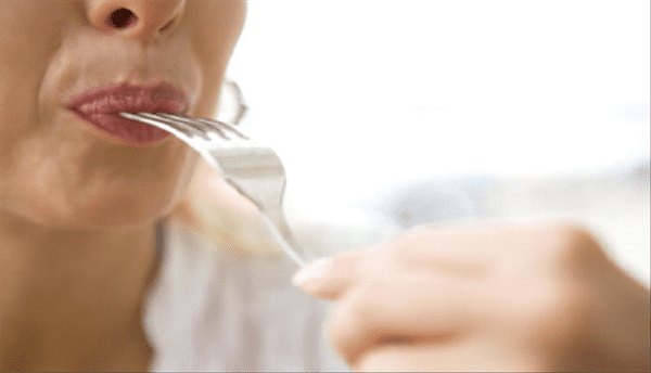 طبيبة توضح أسباب الشعور بالمرارة في الفم