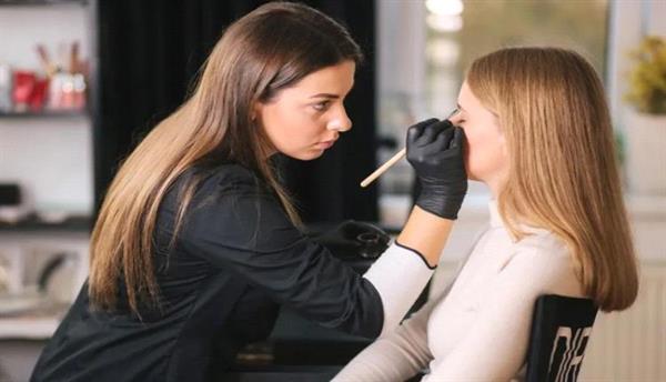 الجيل Z يحارب علامات تقدم العمر قبل ظهورها.. ما السبب؟