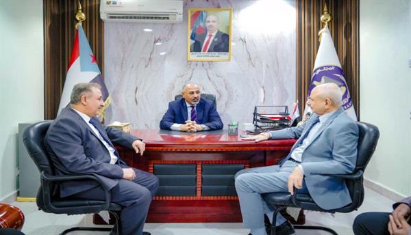 الرئيس الزُبيدي يشدد على تكثيف الجهود لتعزيز العمل الرقابي والتشريعي في المجلس الانتقالي