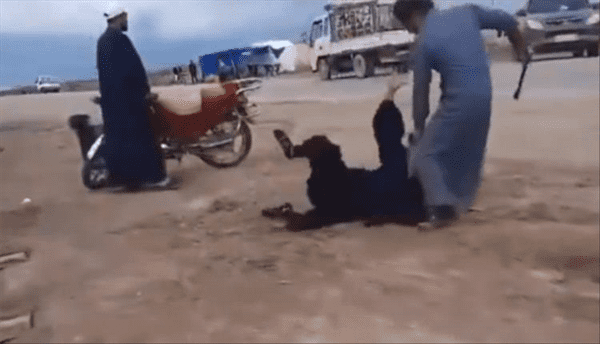 غضب كبير في سوريا بعد تداول فيديو اعتداء 7 أشخاص على فتاة في الرقة