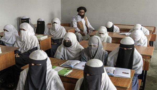 أفغانستان.. طالبان تعتقل عددا من النسوة بسبب ما أسمته "الحجاب السيئ"