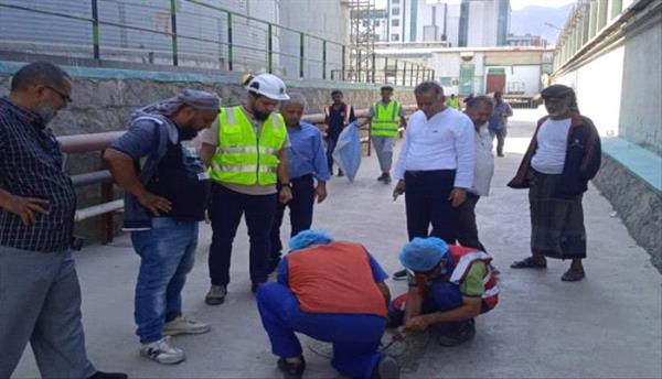توجيهات عاجلة بحلول لمشكلة المجاري بالشارع المؤدي للبنك العربي
