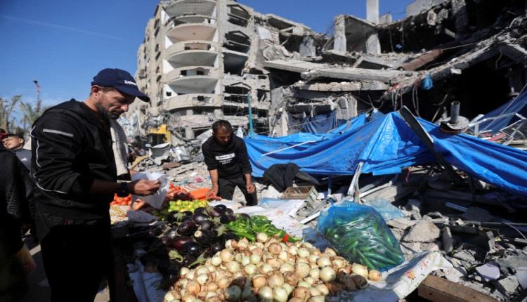 بقايا أسواق غزة خاوية من المتسوقين مع نقص في السلع
