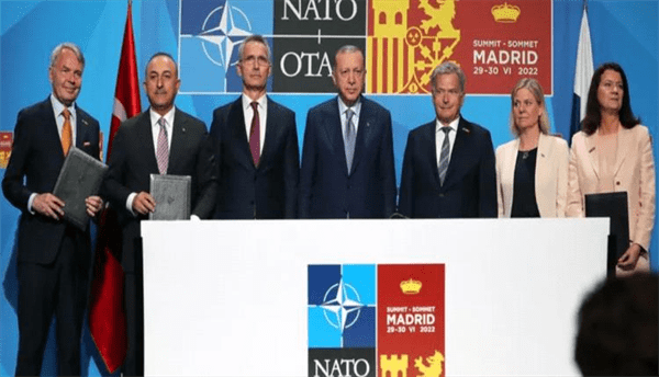 أردوغان يصادق على انضمام السويد للناتو.. وستوكهولم تنتظر موافقة المجر
