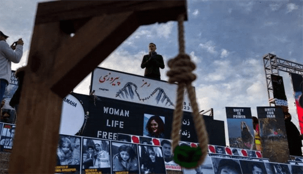 إيران.. الحكم بإعدام متظاهرَين من انتفاضة "المرأة والحياة والحرية"
