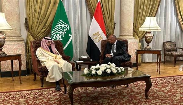 وزير الخارجية السعودي يصل إلى القاهرة ويلتقي بنظيره المصري
