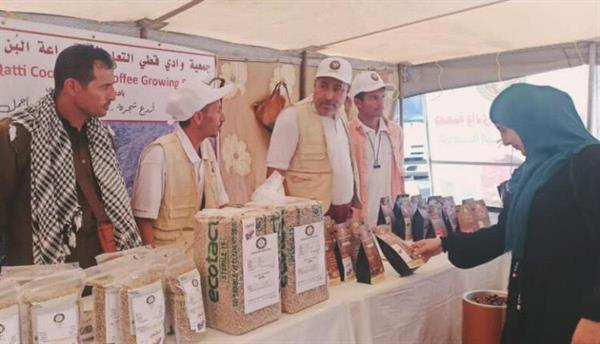 رئيس دائرة المرأة والطفل بالأمانة العامة تشيد بمنتجات البن في المعرض الوطني
