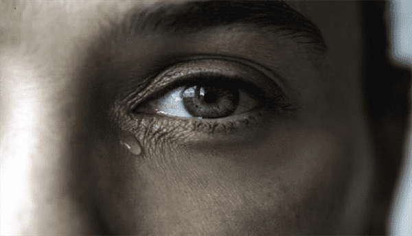 هل البكاء مفيد للعين أم مضرّ بها؟
