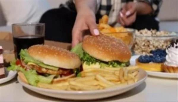 باحثون: إدمان الطعام مرتبط ببكتيريا الأمعاء ويسبب السمنة