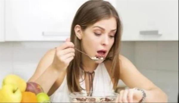 أخطاء تفسد الدايت وتزود رغبتك فى تناول السكريات.. خبير تغذية يوضح