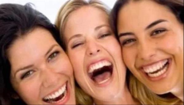 يقوي  مناعتك ويحسن مودك.. اعرف فوائد الضحك لصحتك
