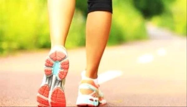 نص ساعة مشي تخلصك من الانتفاخ وتحسن الهضم.. اعرف الطريقة