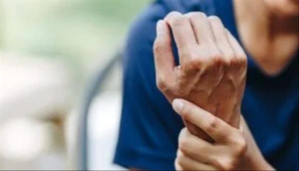 تنميل اليدين أثناء النوم.. اعرف الأسباب وطرق العلاج