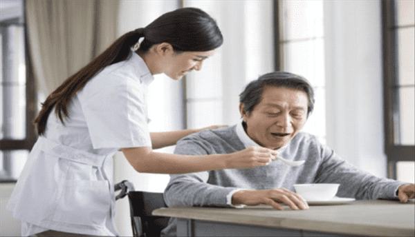 "ملعقة التذوق".. ابتكار ثوري يعيد متعة تذوق الطعام لمرضى الخرف