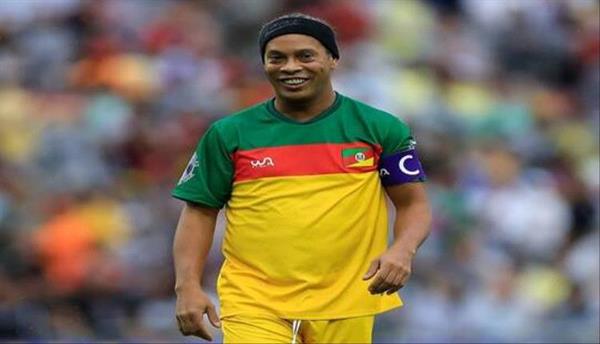 غضب في ليبيا من مشاركة اللاعب رونالدينيو في مهرجان صيف بنغازي بسبب ظهوره حاملا العلم الإسرائيلي