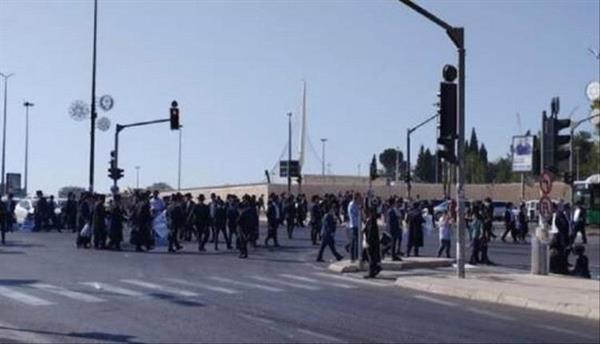 "نموت شنقا ولا نتجند".. "الحريديم" يتظاهرون في تل أبيب ضد قانون تجنيدهم