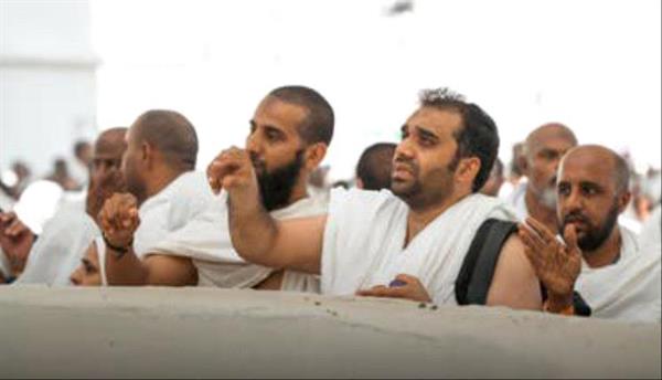الحجاج يستقرون في "منى" في أول أيام التشريق لرمي الجمرات