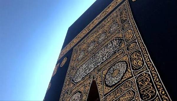 نائب أمير مكة يُسلّم كسوة الكعبة لسدنة بيت الله الحرام