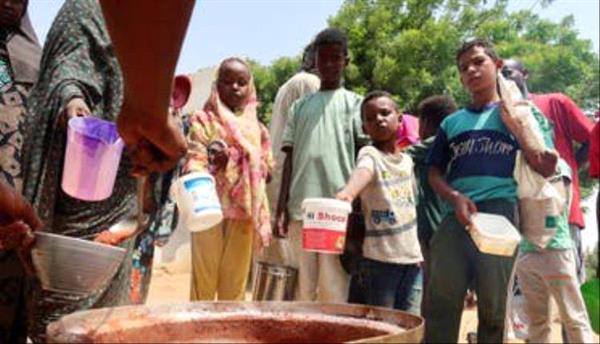 أم طبخت ترابا وأسر أكلت ورق الشجر.. شهادة مروعة من السودان