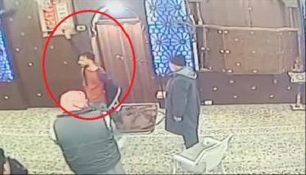 دخل مسجداً وطعن 4 مصلين!