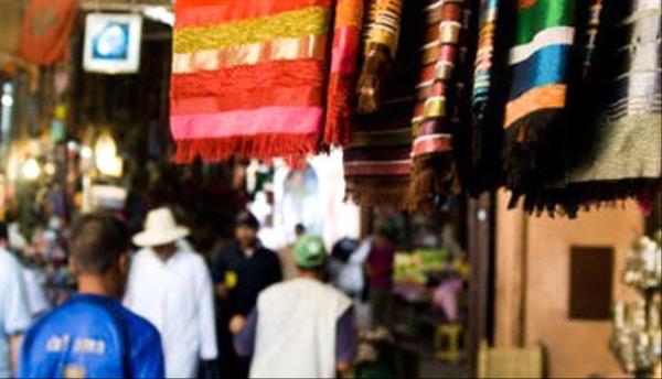 يرتديها نجوم ومشاهير.. حمى الماركات مقلدة تغزو أسواق المغرب