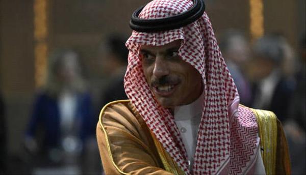 وزير الخارجية السعوي الأمير فيصل بن فرحان يثير بسيارته تفاعلا