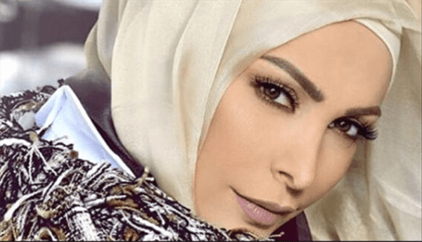 فنانة لبنانية شهيرة تخرج عن صمتها عقب انتشار مقطع فيديو لها دون حجاب