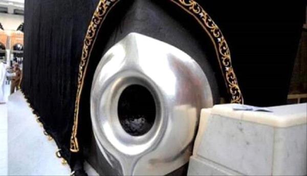 لم تيأس.. فتاة صغيرة تصر على تقبيل الحجر الأسود بعد محاولات لم تكلل بالنجاح (فيديو)