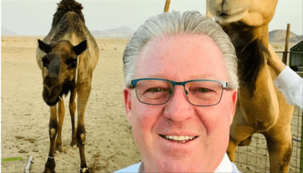 أمريكي محب للسعودية يحتفي بولادة ناقته في رمضان