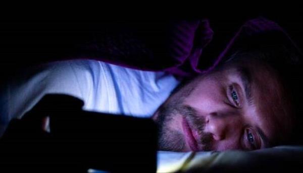 كيف نحمي أعيننا من الإجهاد الناجم عن استخدام الهواتف؟