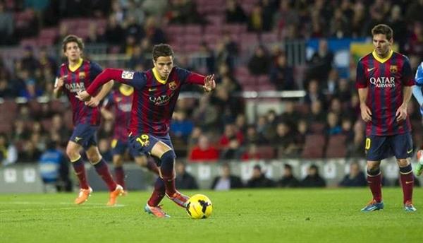 «موسيقار الملاعب».. نجم برشلونة الأسبق يُبشر الجزائر بالجوهرة الجديدة
