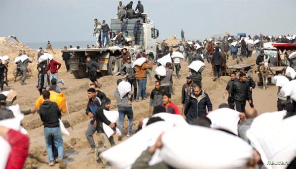 إسرائيل تتهم "مسلحين فلسطينيين" بقتل مدنيين خلال انتظارهم المساعدات في غزة
