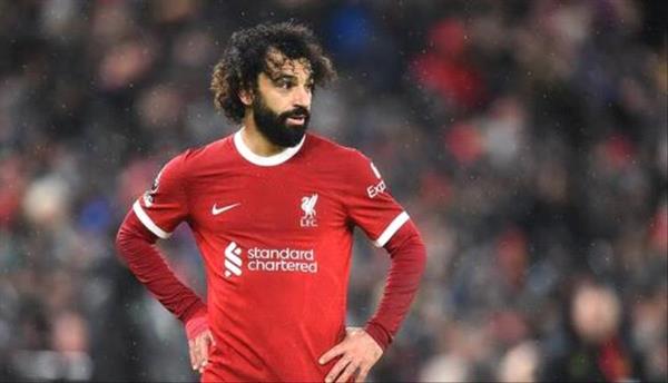بين السخرية والدعم.. محمد صلاح يثير الجدل بإطلالة في زي "غريب" (صورة)