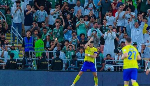 بعد الحركة "المشينة" ضد جماهير الشباب.. تصرف رونالدو مع جماهير الأهلي