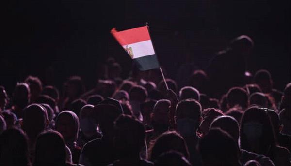 "القسام في شوارع القاهرة"..ناشط مصري شهير يثير تفاعلا بصورة له تضامنا مع غزة (صورة)