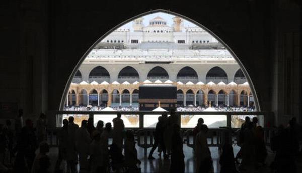  مقطع مؤثر لمعتمرة تعبر عن وفائها لزوجها الضرير من الحرم المكي (فيديو)