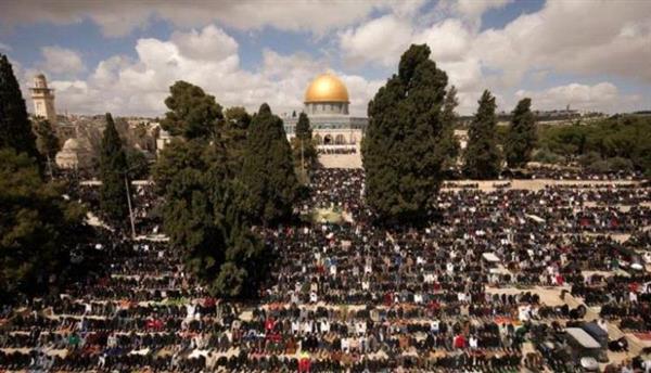 120 ألف مصل بالجمعة الثانية من رمضان في المسجد الأقصى (صور)

