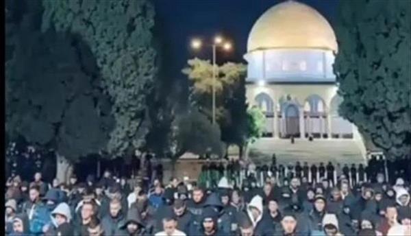 الآلاف يؤدون صلاة الفجر في المسجد الأقصى | شاهد
