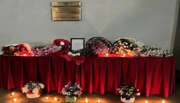 بالشموع والزهور.. أجانب يتضامنون أمام السفارات مع ضحايا الهجوم الإرهابي بضواحي موسكو