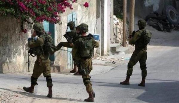 يصرخ خوفا في نومه.. طفل فلسطيني يتعرض لتنكيل الجيش الإسرائيلي بسبب سترة تحمل صورة سلاح