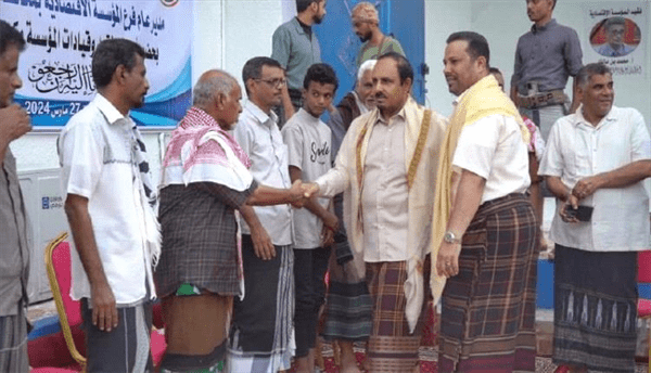 محافظ حضرموت يُقدّم واجب العزاء في الفقيد محمد بن مالك ويحضر أمسية المؤسسة الاقتصادية
