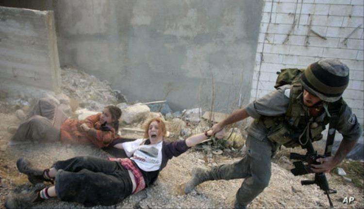 جندي إسرائيلي "يجرّ شابتين فلسطينيتين بالقوة".. ما الحقيقة؟