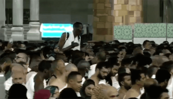 معتمر "عملاق" في الحرم المكي يثير تفاعلا كبيرا على السوشيال ميديا (فيديو)