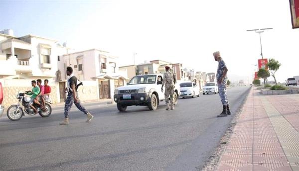 حملة أمنية ناجحة: ضبط عدد من سائقي الدراجات النارية المخالفين في شارع الستين بالمكلا