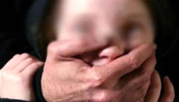 شاب يستدرج طالبا ويجرده من ملابسه ويجبره على الاستحمام أمام الكاميرا