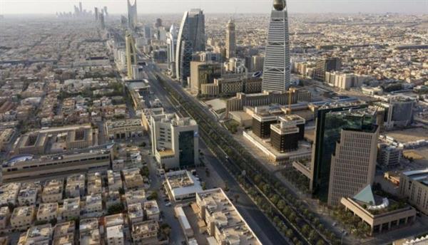 سيارات وأموال تنهال على مواطن سعودي ... ماذا عمل ؟ ( فيديو)
