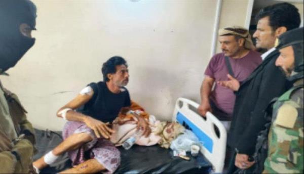 العميد الربيعي يزور جرحي مواجهات وداي دان بمشافي يافع


