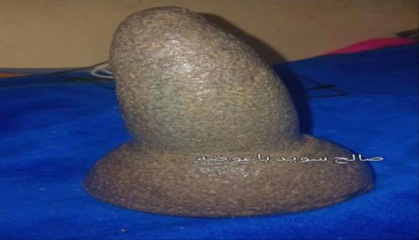 شبوة.. مواطن يعثر على صاروخ حجري غريب الشكل سقط من السماء بمديرية رضوم ويعرضه للبيع

