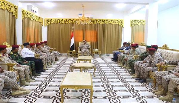 وزير الدفاع يعقد اجتماعًا موسعًا بقيادة محور الغيضة
