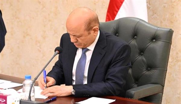 في عالم القرارات: الجمود يُلقي بظلاله على سلطات "العليمي" وسط توقعات متلاشية